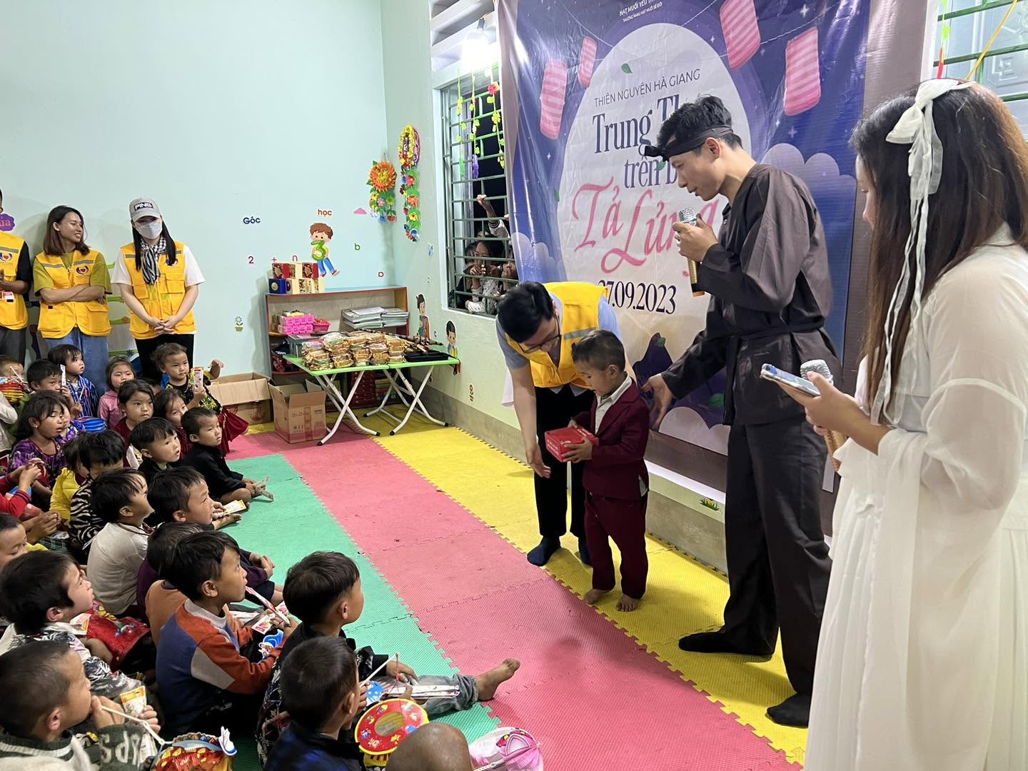 Trao quà Trung thu cho em nhỏ tại bản Tả Lủng