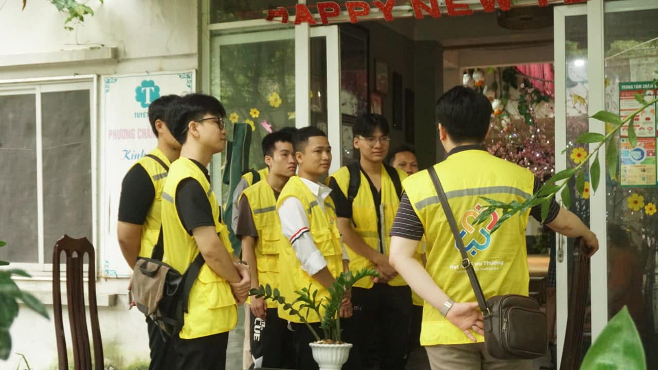 Đội tình nguyện áo vàng Hạt Muối Yêu Thương