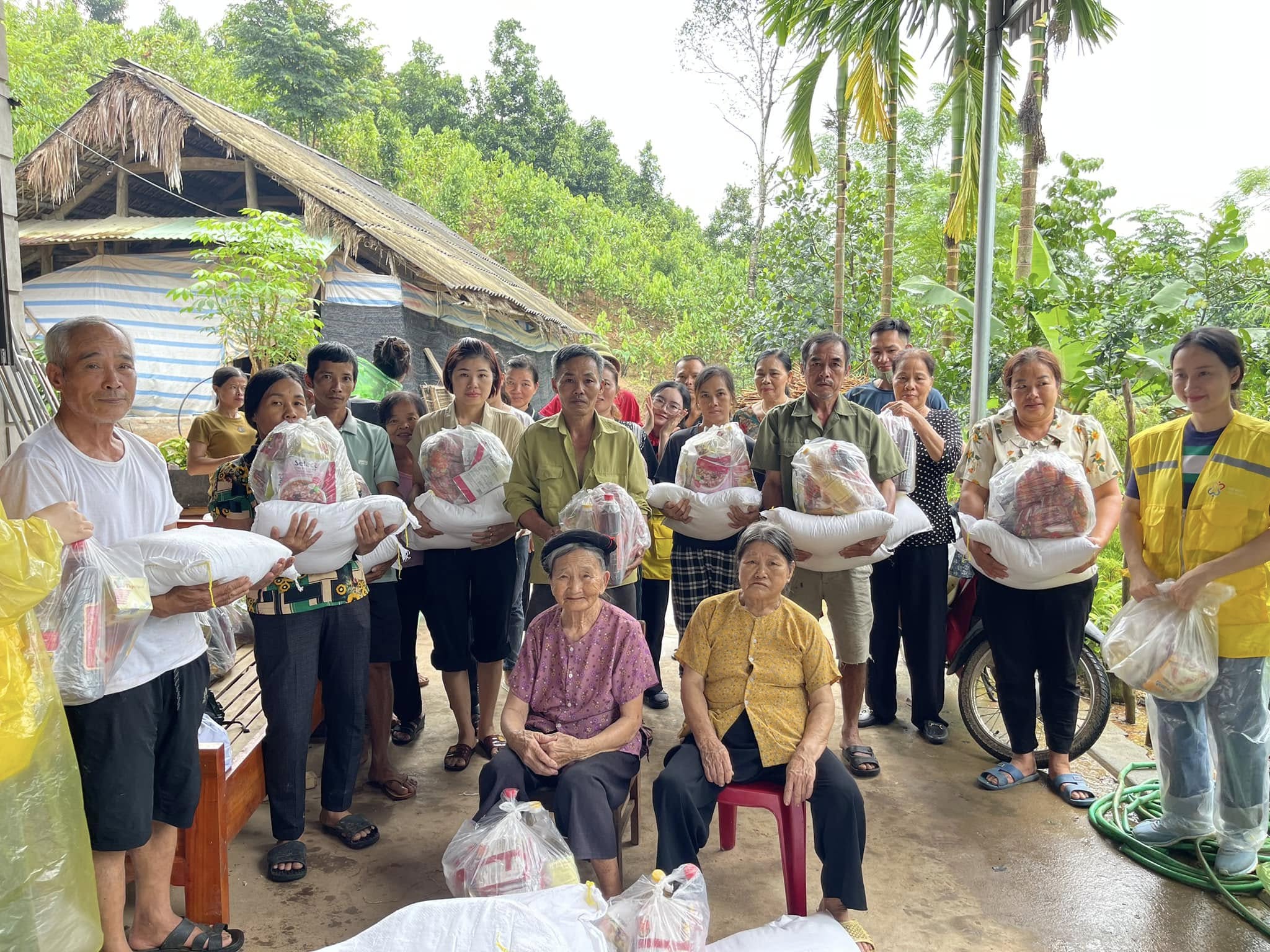 Trao quà hỗ trợ cho bà con ngoài trời