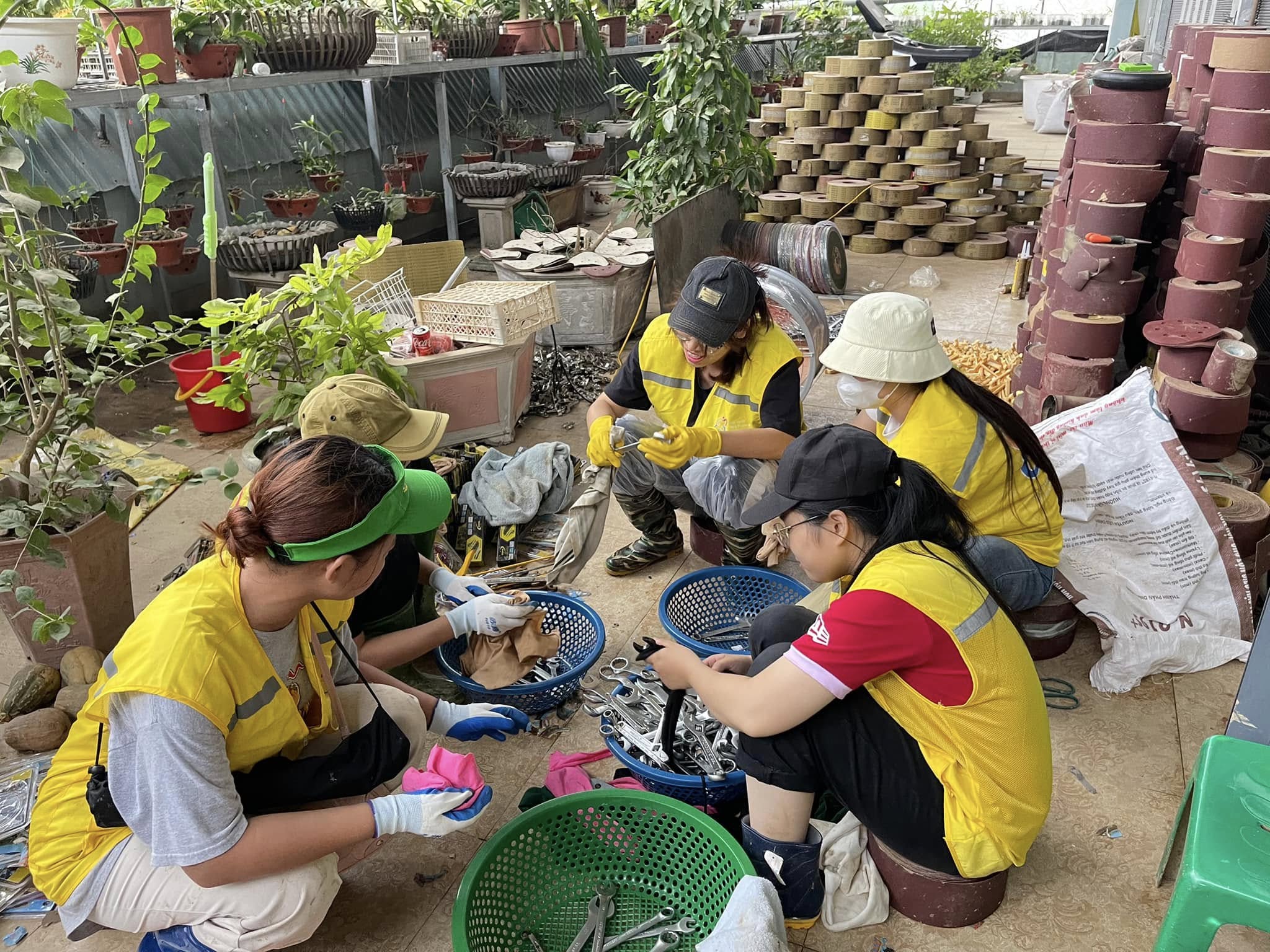 Tình nguyện viên phân loại đồ hỗ trợ cộng đồng